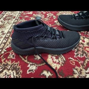 Size 10 1/2 Dame 4 J basketball shoes